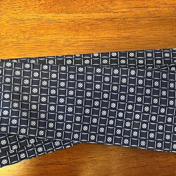 Arrow Men's Navy blue and White 100% silk Patterned Tie - Picture 2 of 6